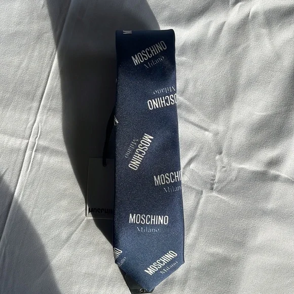 $125 Moschino Navy Moschino Milano Print Silk Tie NWT - Picture 2 of 7